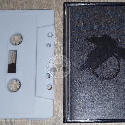 Cassete de áudio branco com texto e capa preta com corvo