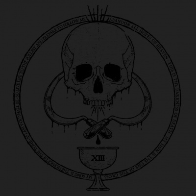 Ilustração de crânio com corda circular, cálice XIII e texto em círculo exterior