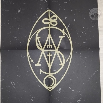 Panfleto preto com logotipo estilizado central e textura riscada