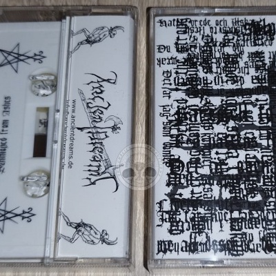 Cassete branco com texto e símbolos gráficos ao lado da capa com texto em estilo gótico em caixas transparentes.