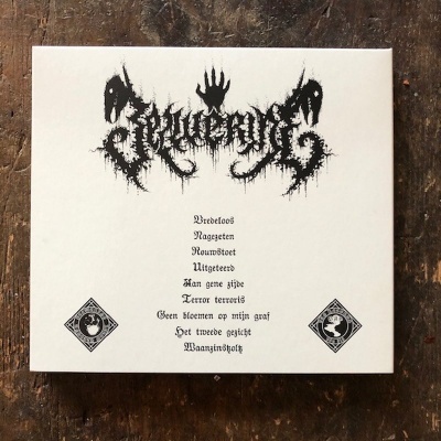 Caixa branca com logotipo preto estilizado e texto gótico em fundo de madeira