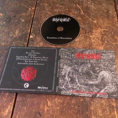 CD do álbum Temptations of Antichristian com capa ilustrada e livreto em cima de mesa de madeira.