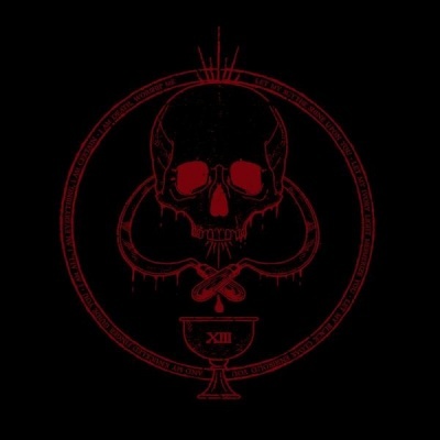 Estampa de crânio vermelho com símbolos e número XIII em fundo preto