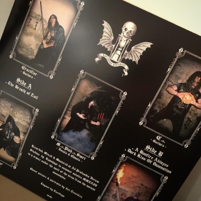 Grande vinil preto com imagens e texto gótico em branco