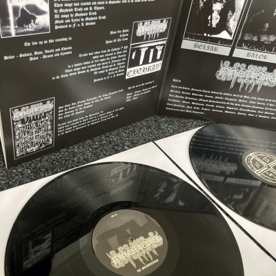 Disco de vinil e capa aberta com fotos e texto gótico em preto e branco
