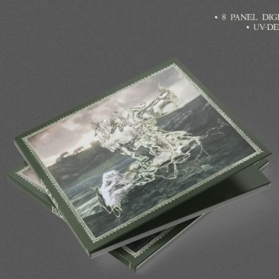 Caixa digipack de 8 painéis com design gráfico em verde sobre fundo cinza.