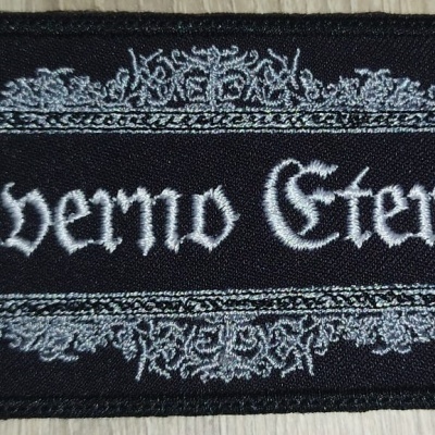 Patch bordado preto com texto 'Inverno Eterno' e borda floral branca