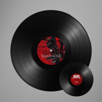 Dois discos de vinil pretos com etiquetas vermelhas e pretas sobre fundo cinza
