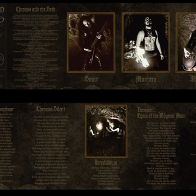 Capa de álbum musical escura com texto gótico e fotos de três músicos.