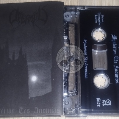 Cassete de música preta com capa escura e texto