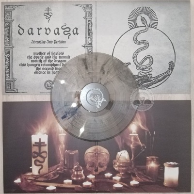 Capa de vinil transparente da banda Darvaza com arte esotérica e altar de velas