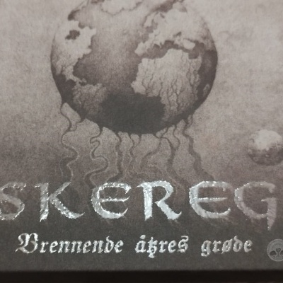 Capa castanha com globo e texto ASKEREGN Brennende ätres grøde