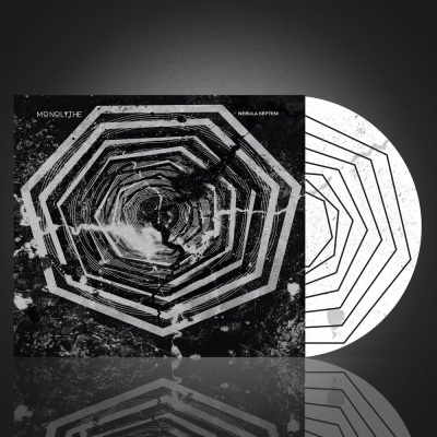 Capa de vinil monocromática com padrão octogonal e texto MONOLITHE e NEBULA SEPTEM