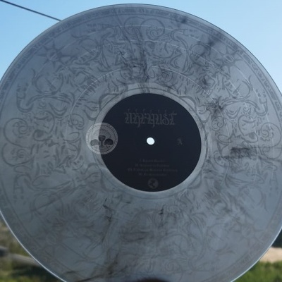 Disco de vinil transparente com desenhos gravados e etiqueta preta central
