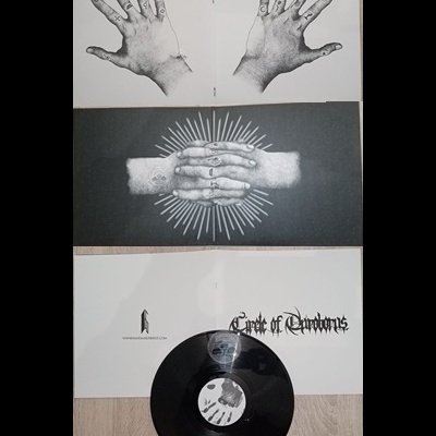 Vinil preto com etiqueta de mão, capa com texto Circle of Shadows, ilustrações de mãos em preto e branco