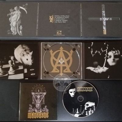 Conjunto de CDs com capas em preto e branco e símbolos dourados