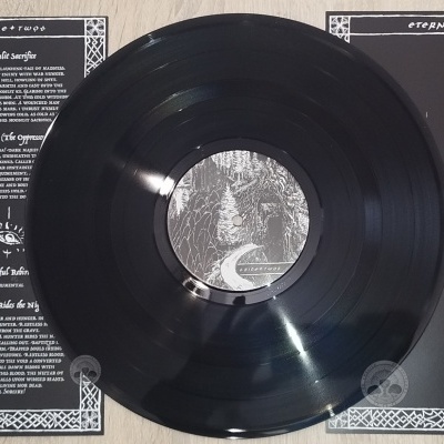 Disco de vinil preto sobre capa dupla com texto e imagens monocromáticas