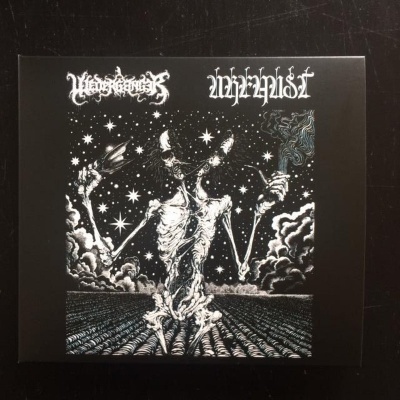 Capa de álbum com figura esquelética de duas cabeças e estrelas em preto e branco