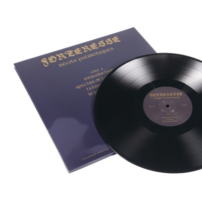 Disco de vinil preto com capa roxa e texto dourado Forteresse
