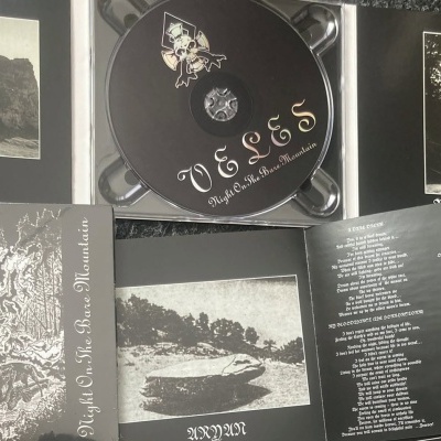 Pack de CD musical preto OVELLES Night On The Bare Mountain com encarte e imagens a preto e branco