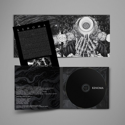 Pack de CD preto e branco com arte detalhada e texto KENOMA