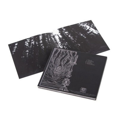 Capa de CD preta com lista de faixas e livreto aberto com imagem em preto e branco de floresta