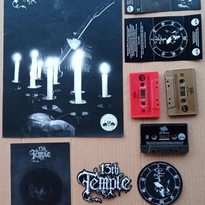 Conjunto de merchandising 13th Temple com cartaz, cassetes, autocolante e cartão de edição limitada
