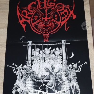 Pôster preto com ilustração em branco e vermelho e texto Worship the Eternal Darkness