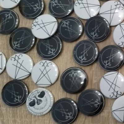 Botons redondos preto e branco com símbolos geométricos