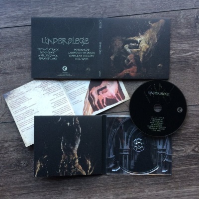 CD da banda Under Siege com capa e encarte artístico em digipack