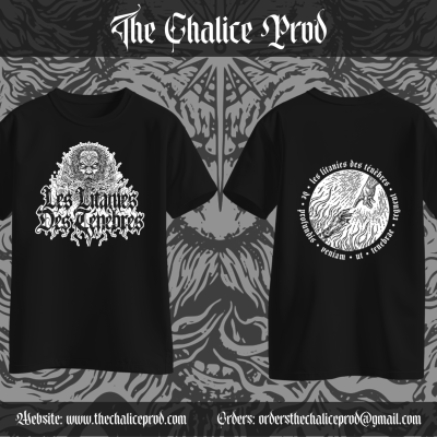 Duas t-shirts pretas com estampados brancos de rosto e texto à frente e círculo com texto e ilustração de mãos atrás