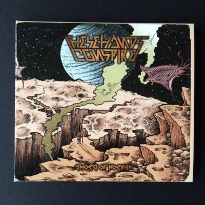 Capa de álbum de arte surreal com paisagem rochosa e planeta azul no céu