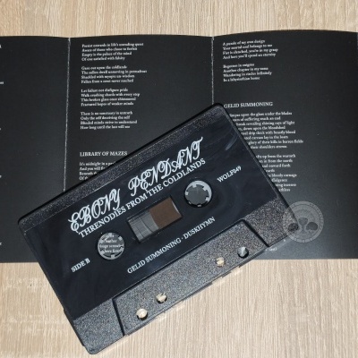 cassete preta com texto branco e encarte com letras em papel preto dobrado