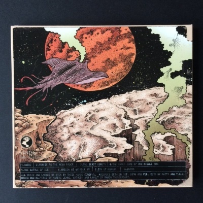 Capa de álbum com planeta vermelho e objeto voador sobre terreno lunar e lista de faixas