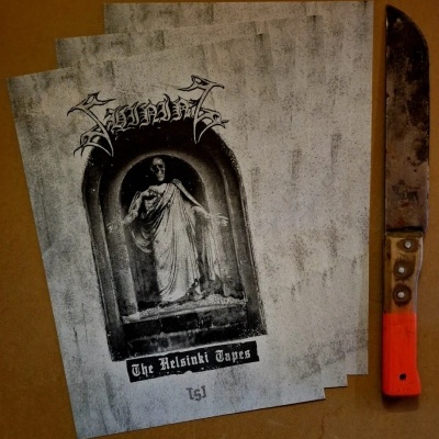 Capas de disco cinzentas com estátua e texto 'The Helsinki Tapes' e faca com cabo laranja