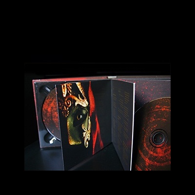 Álbum digipak artístico com figura colorida e discos vermelhos e pretos
