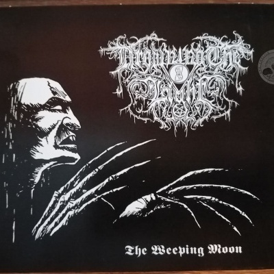 Capa de álbum em vinil preto com ilustração branca de figura sinistra e texto The Weeping Moon