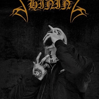 Homem tatuado com roupa escura e texto SHINING amarelo estilizado em fundo preto.