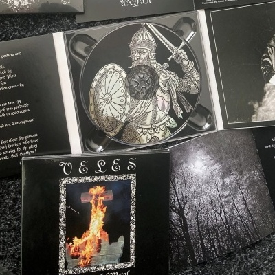 Conjunto de CD metal com ilustrações de guerreiro, florestas e cruz em chamas.