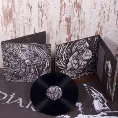 Disco de vinil preto com capa e livreto ilustrados em preto e branco de esqueletos e figuras humanas