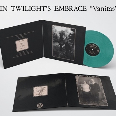 Disco de vinil verde com capa dupla preta e imagens em preto e branco