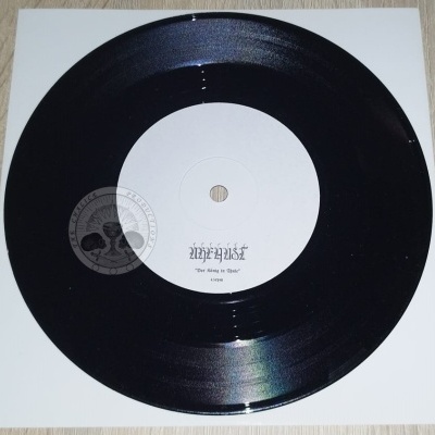 Disco de vinil preto com etiqueta central branca com texto e marca d'água de caveiras, em capa branca.