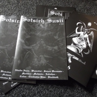 Revistas ou fanzines com capas a preto e branco relacionados com música ou temas obscuros