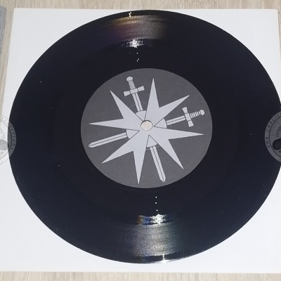 Disco de vinil preto com capa e contracapa a preto e branco, texto 'CASTILLA DE OROZO' e '3 Hell Heaven'