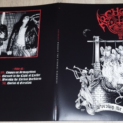 Capa de álbum musical preto e branco com detalhes vermelhos e ilustrações