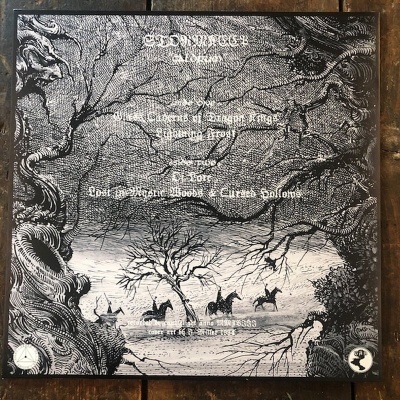 Capa de vinil preta e branca com arte de árvores e cavaleiros, texto com títulos de músicas