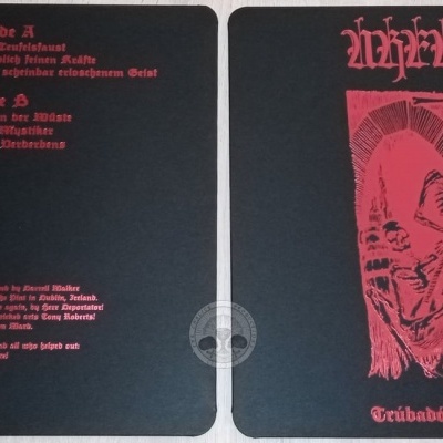 Capa dupla de vinil preta com texto e arte vermelhos