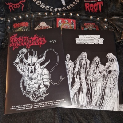 Duas capas de fanzines pretos com ilustrações de monstros e esqueletos sobre casaco de couro preto com remendos de bandas de metal.