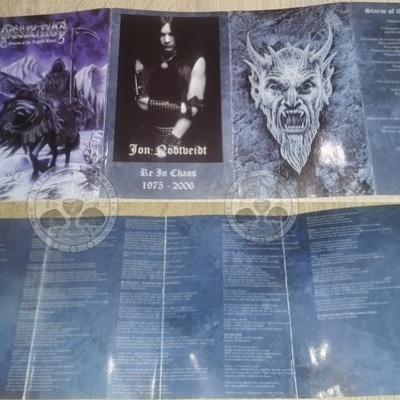 Encarte de álbum com cavaleiro, homem em preto, rosto demoníaco e texto em inglês.