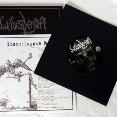 Disco vinil preto com capa preta e inserto com ilustração de esqueleto e texto